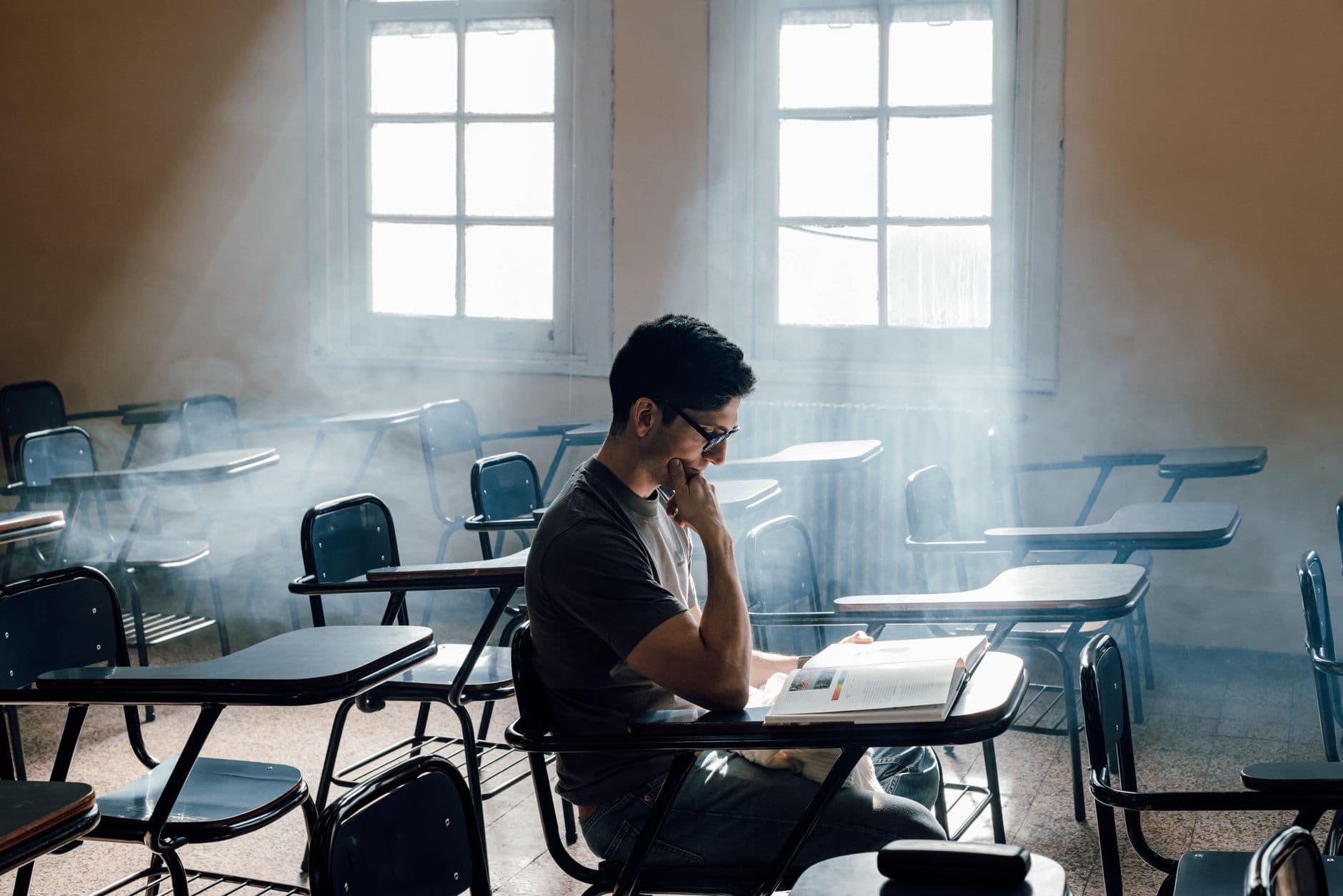 Turma em sala de aula de escola pública