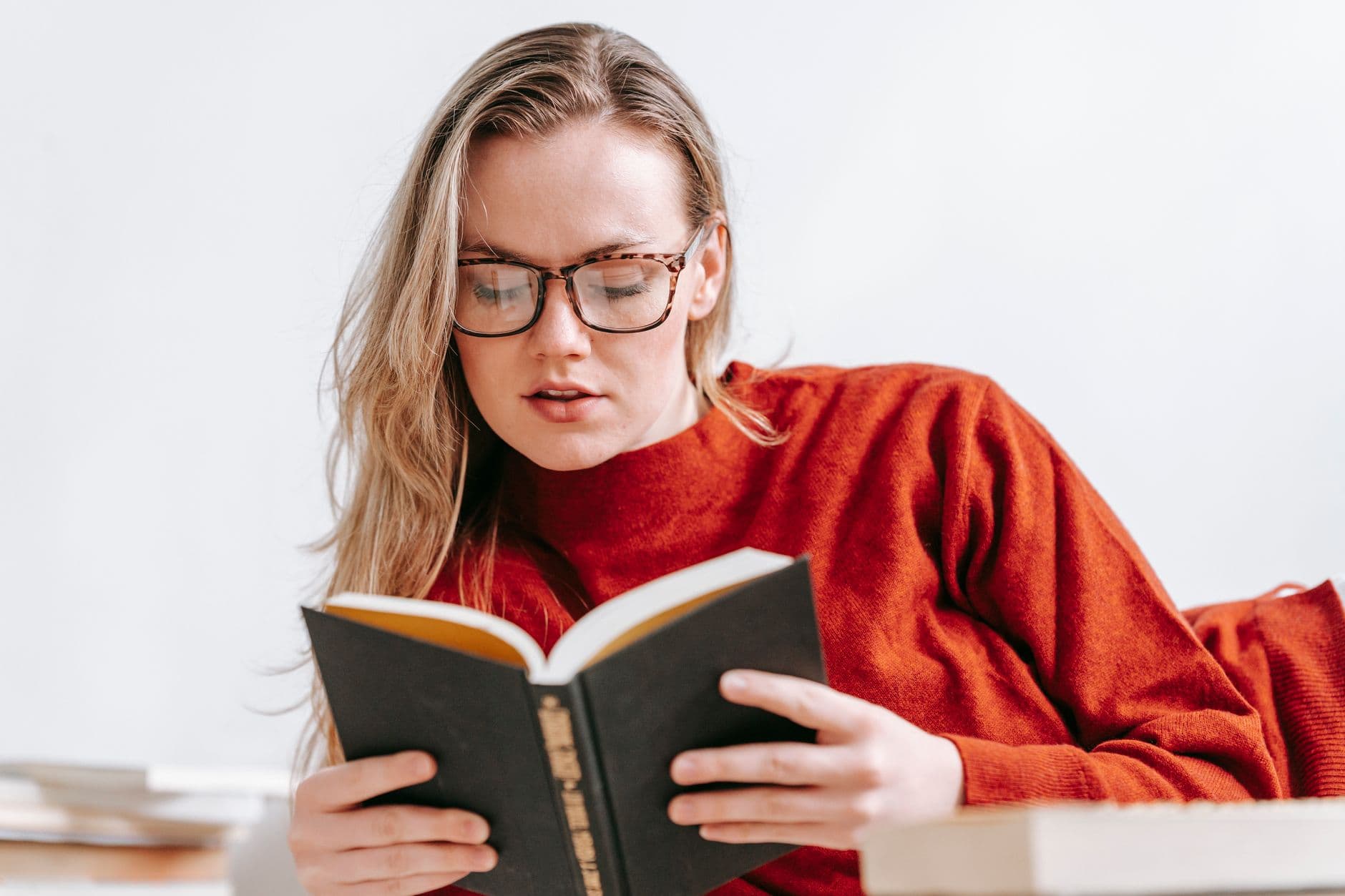 Jovem lendo um texto com atenção
