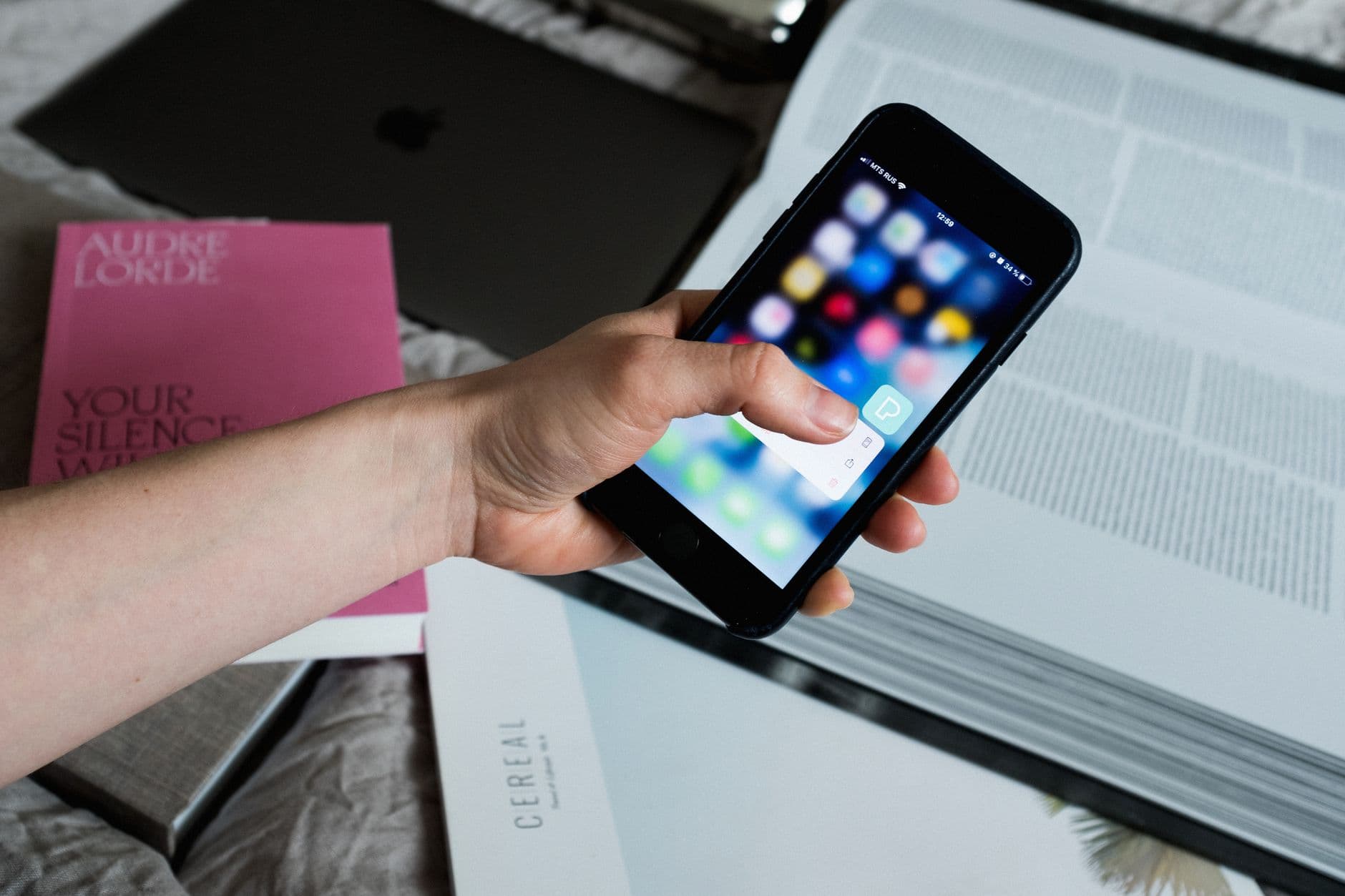 Celular na mão com aplicativo de estudo