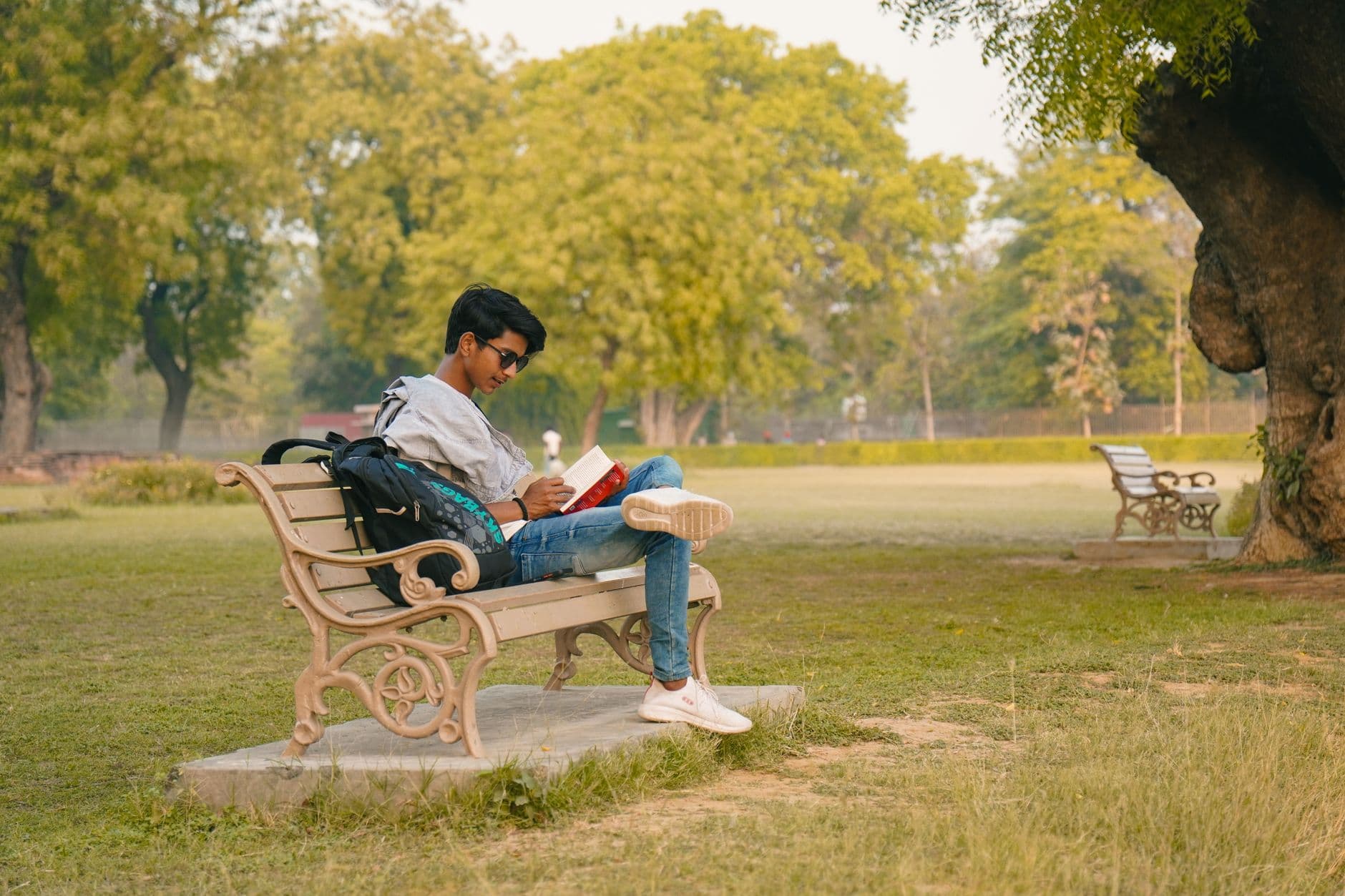 Jovem lendo um livro em inglês