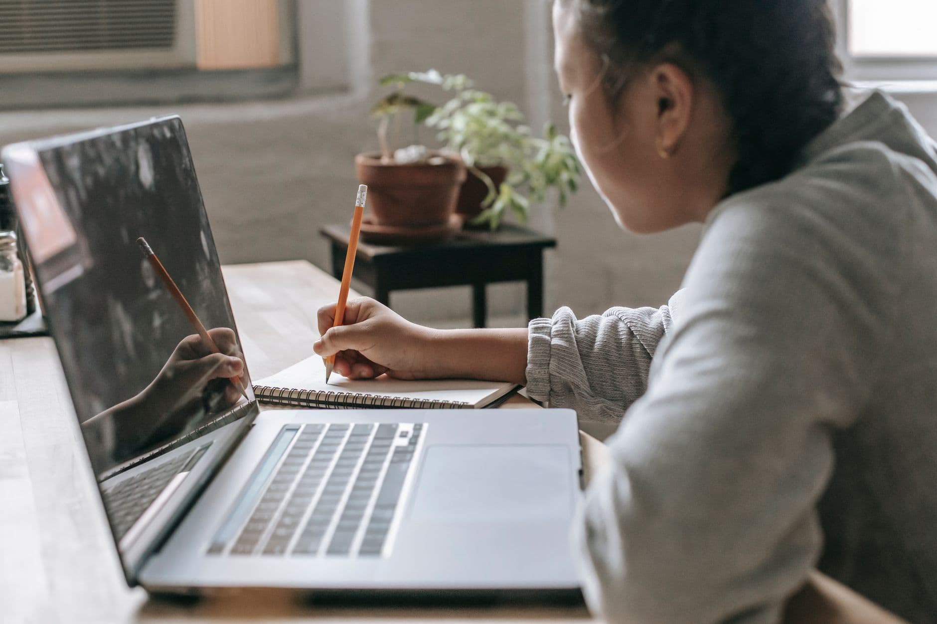 Estudante começando a estudar em casa com o notebook