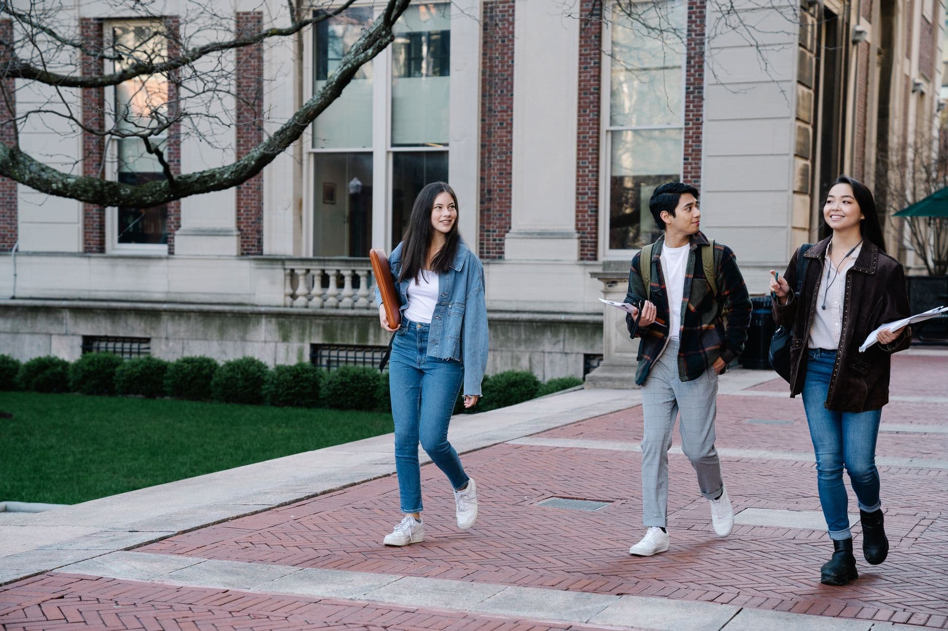 Estudantes caminhando pelo campus da universidade