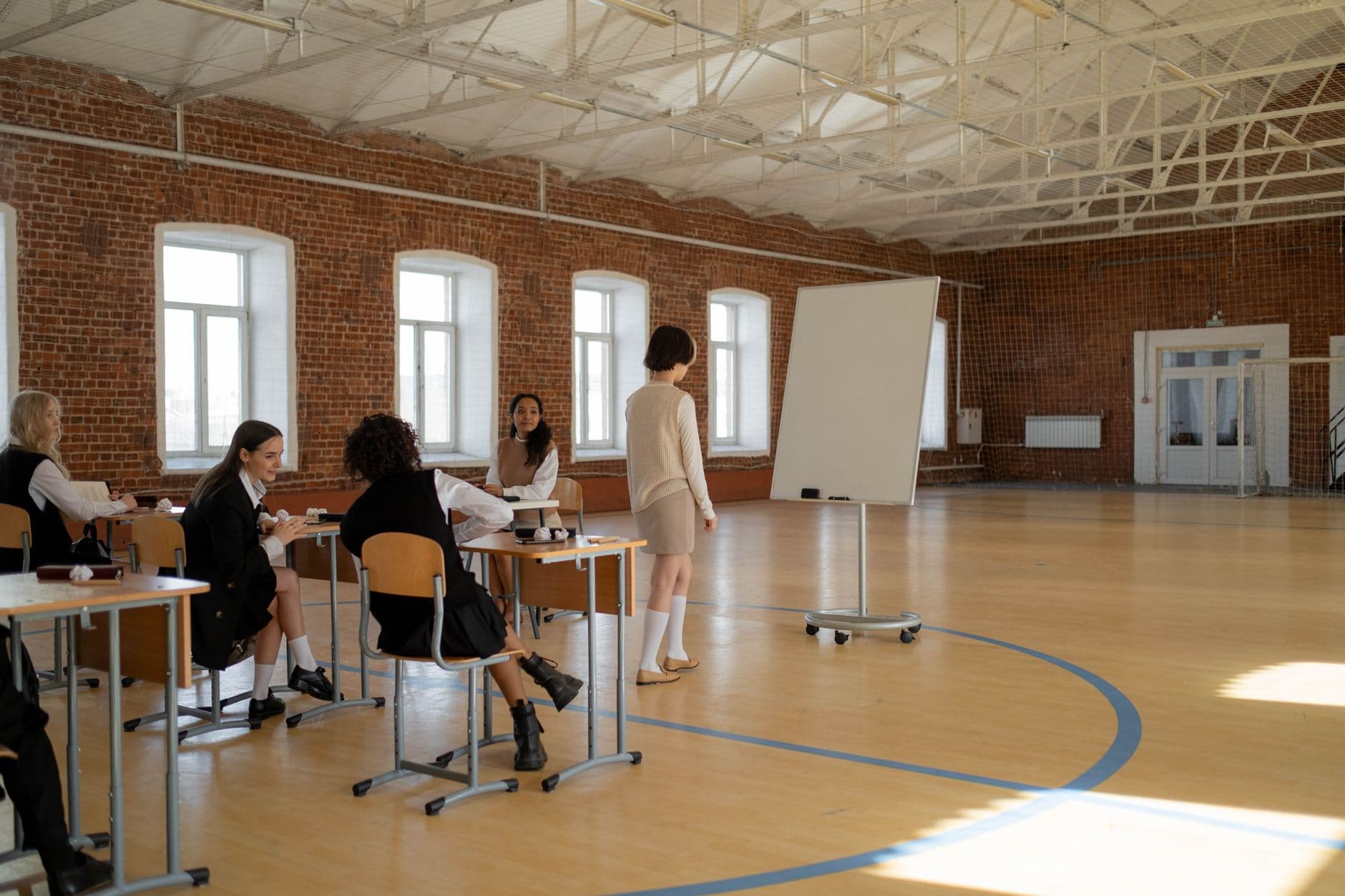 Professora com a turma do ensino médio em sala de aula