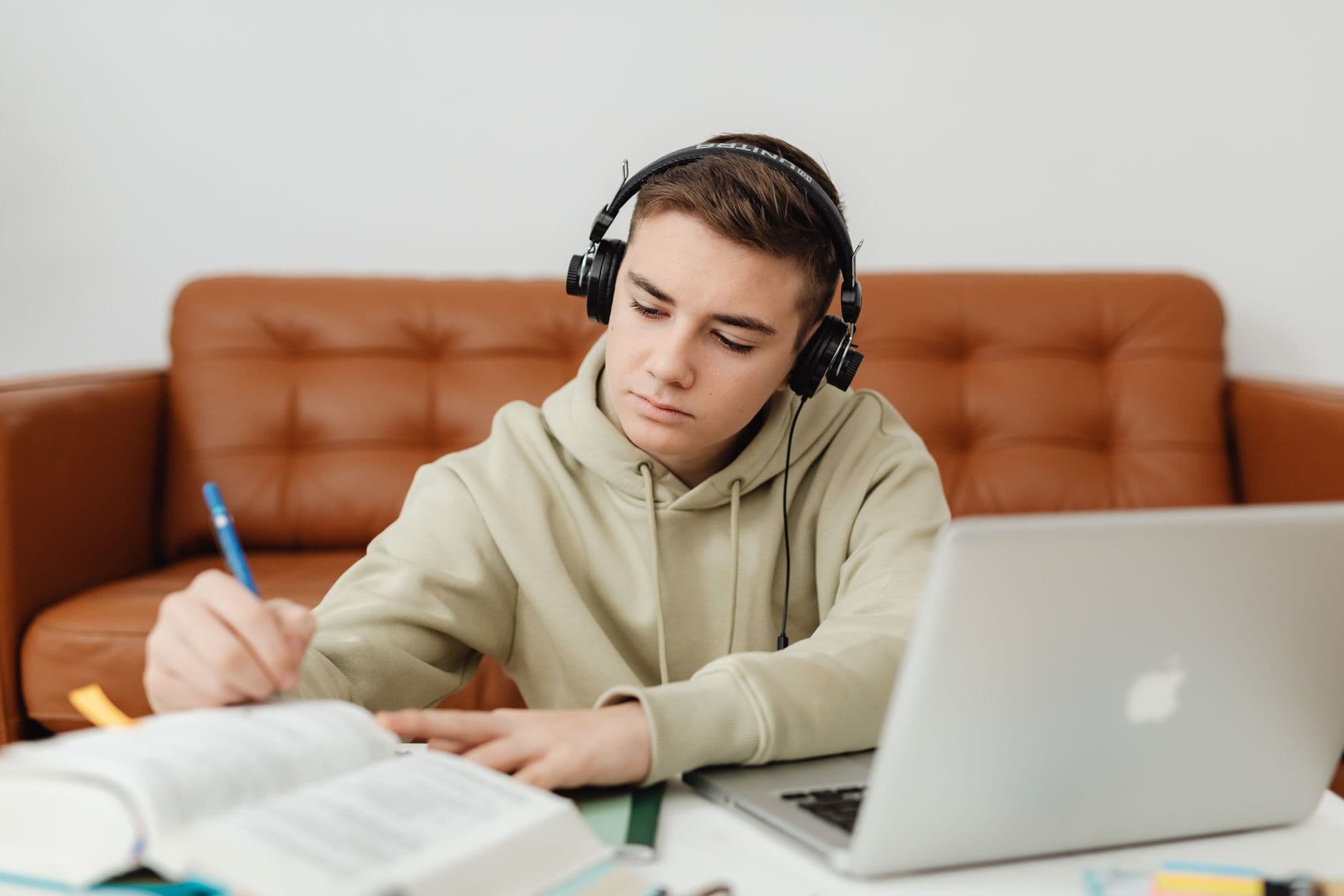 Adolescente de fones ouvindo música enquanto estuda