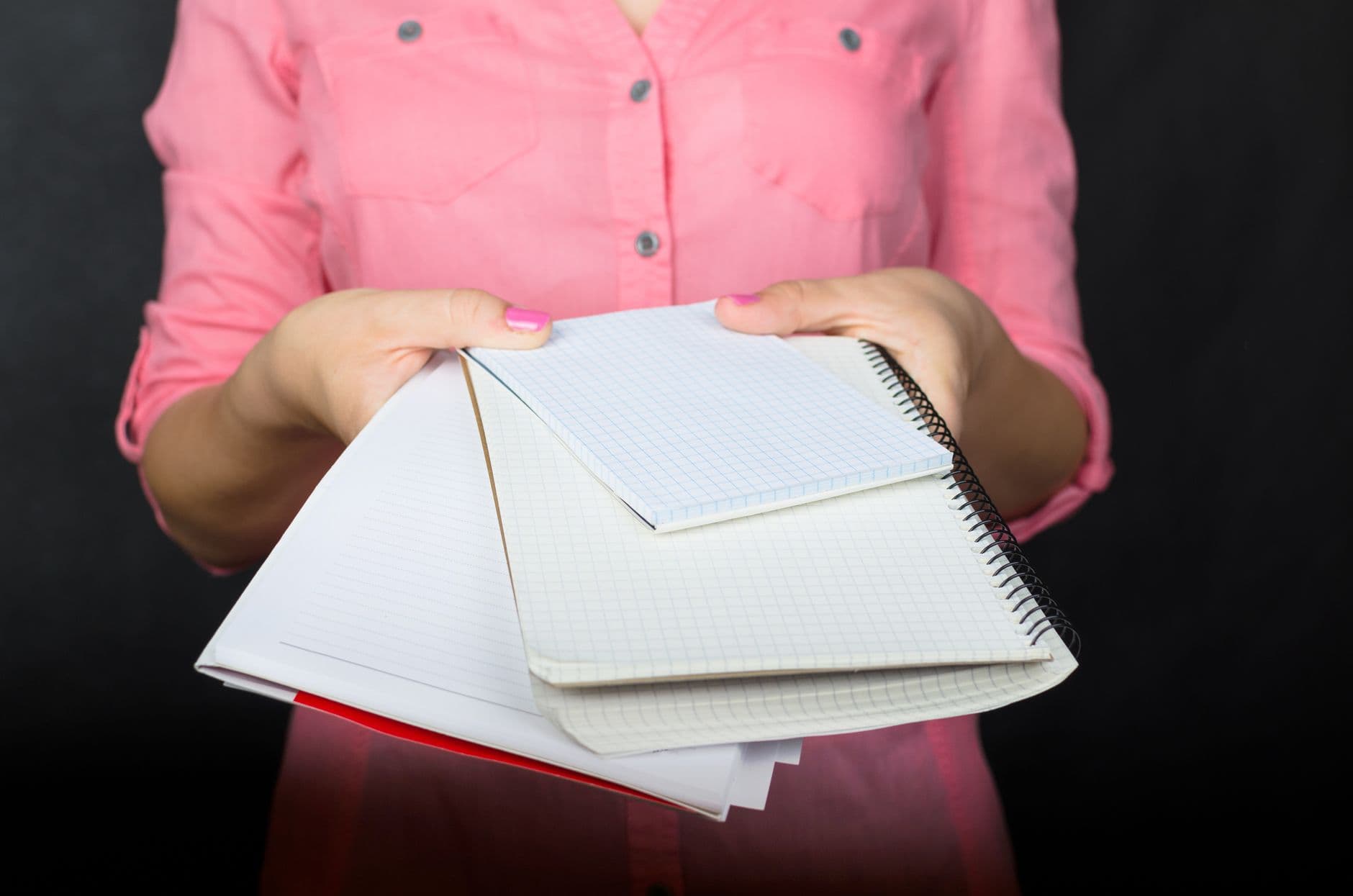Estudante diante de um caderno em branco