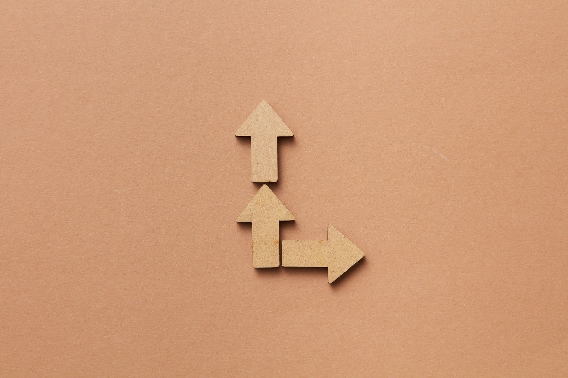 Setas apontando direções sobre papel