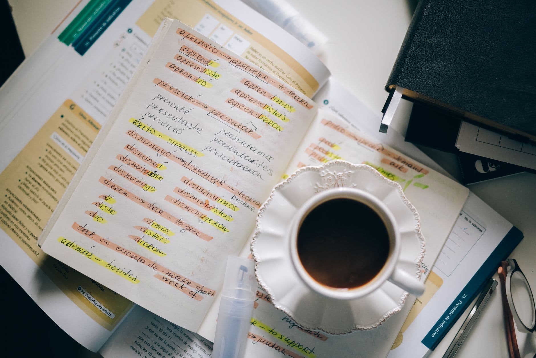 Cartões de vocabulário em inglês sobre o caderno